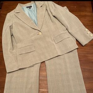 Liz Claiborne Tan & Brown Plaid Woman Pantsuit, size 14.